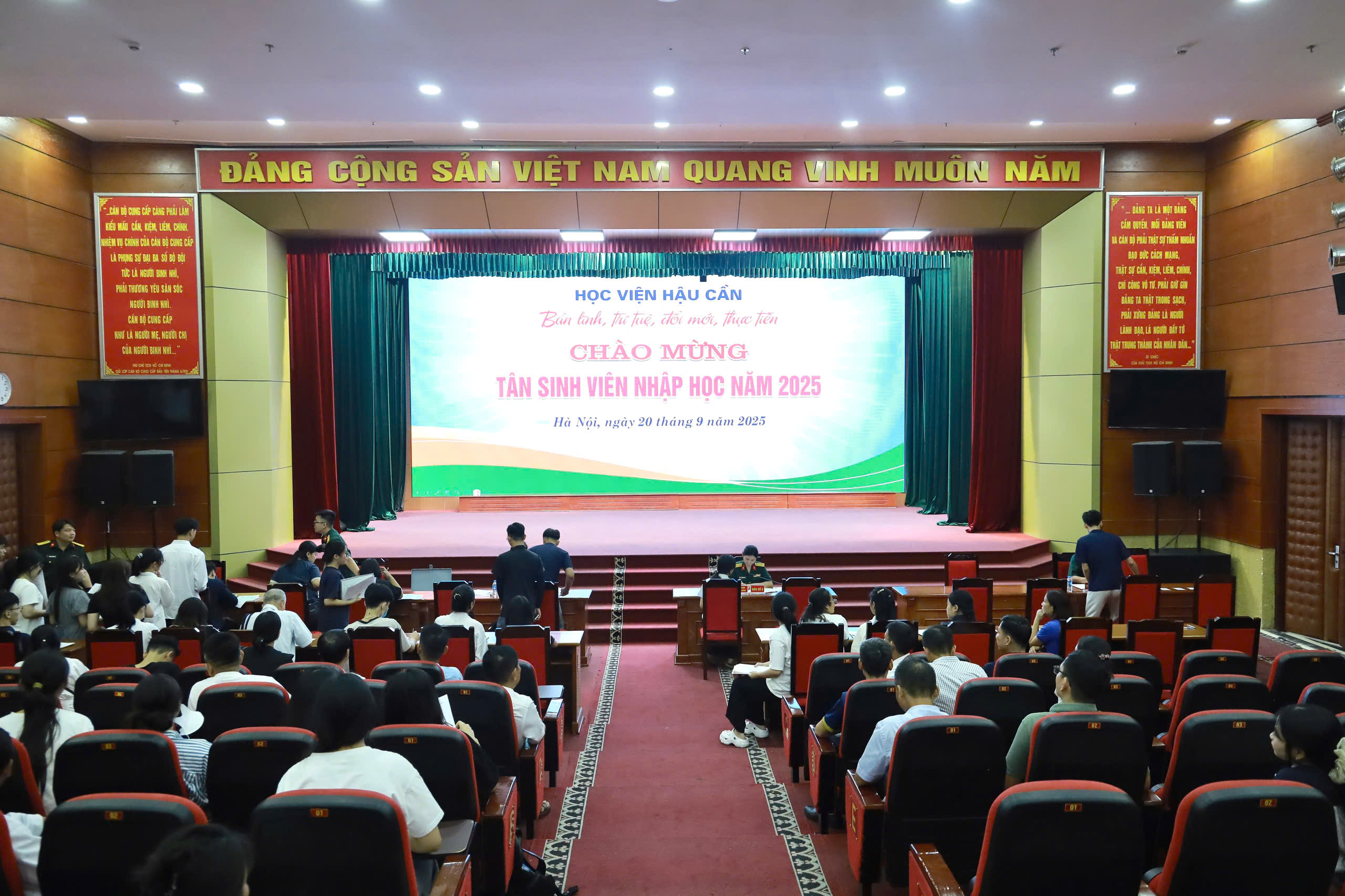 Quang cảnh buổi đón sinh.