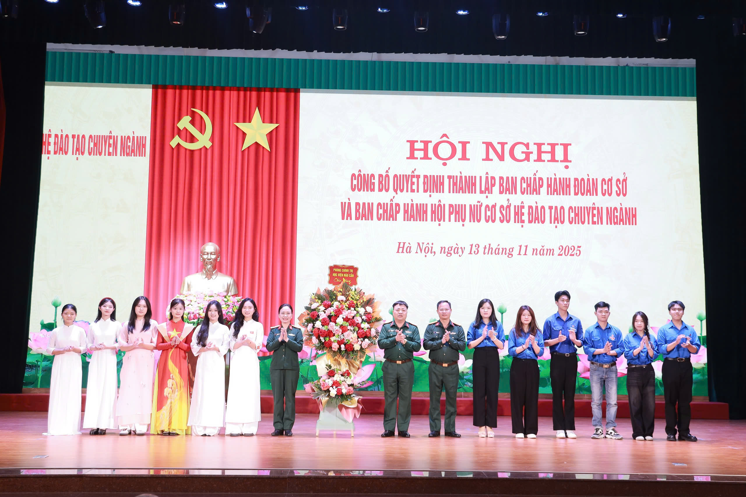 Đại biểu chỉ huy Phòng Chính trị tặng hoa chúc mừng hội nghị.