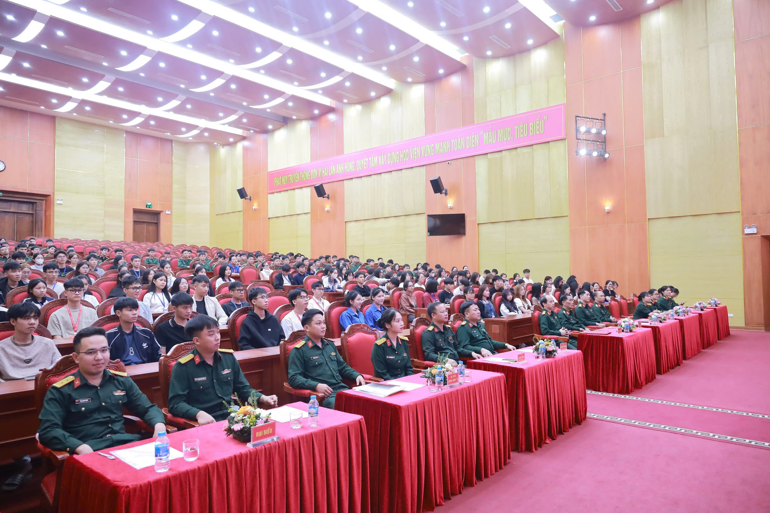 Các đồng chí đại biểu tham dự hội nghị.