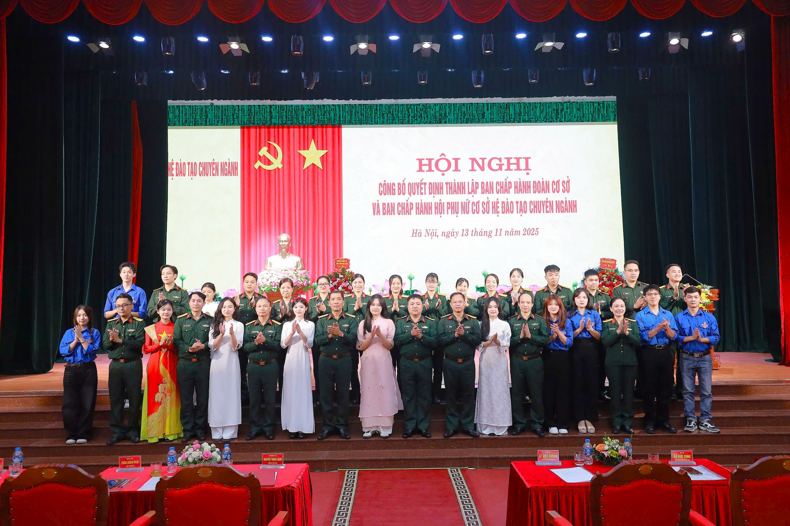 Các đại biểu chụp ảnh lưu niệm.